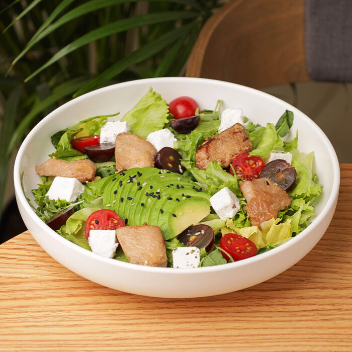 Salad with avocado and chicken
