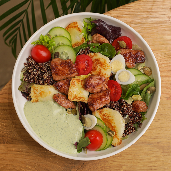 Salad with turkey and halloumi